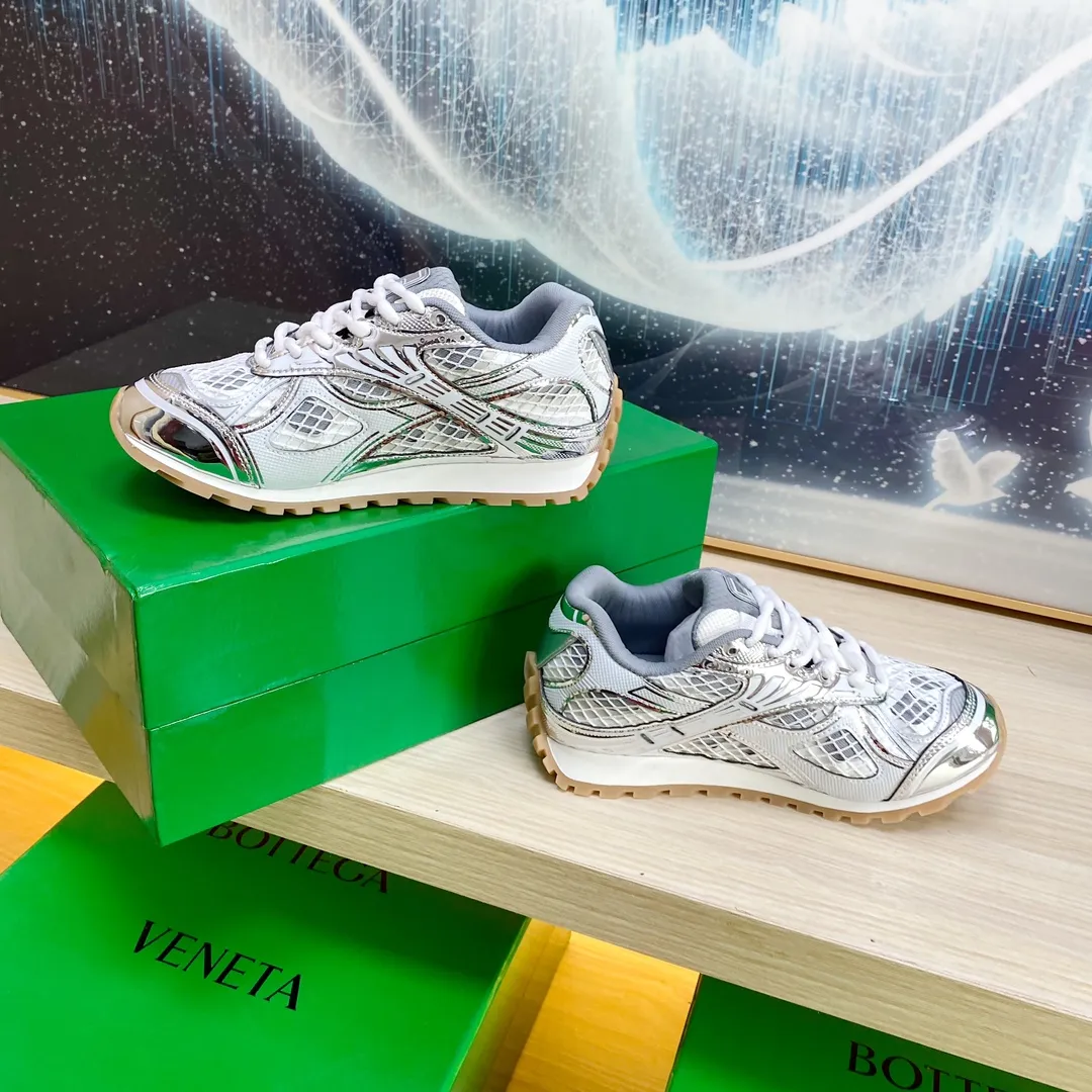 👟👟High-end version with ex-factory price of 560. Original 1:1 couple model P560 men's model plus 10🔥New model on the shelves🔥BV Orbit sneakers Wang Yibo's same style couple's Dad Runner sneakers, made of lightweight technical mesh fabric. Features a geometric patterned rubber outsole. The outsole is made of color-blocked TPU outsole Size: women's shoes 35-40